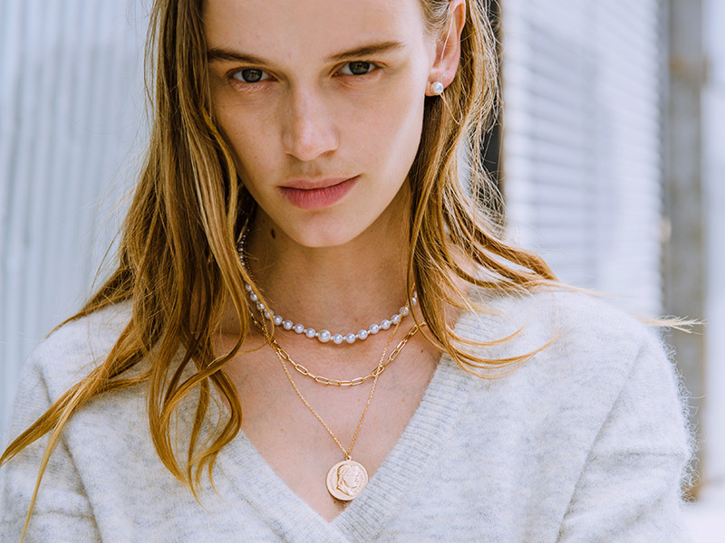 Tips on How to Elegantly Layer Multiple Necklaces